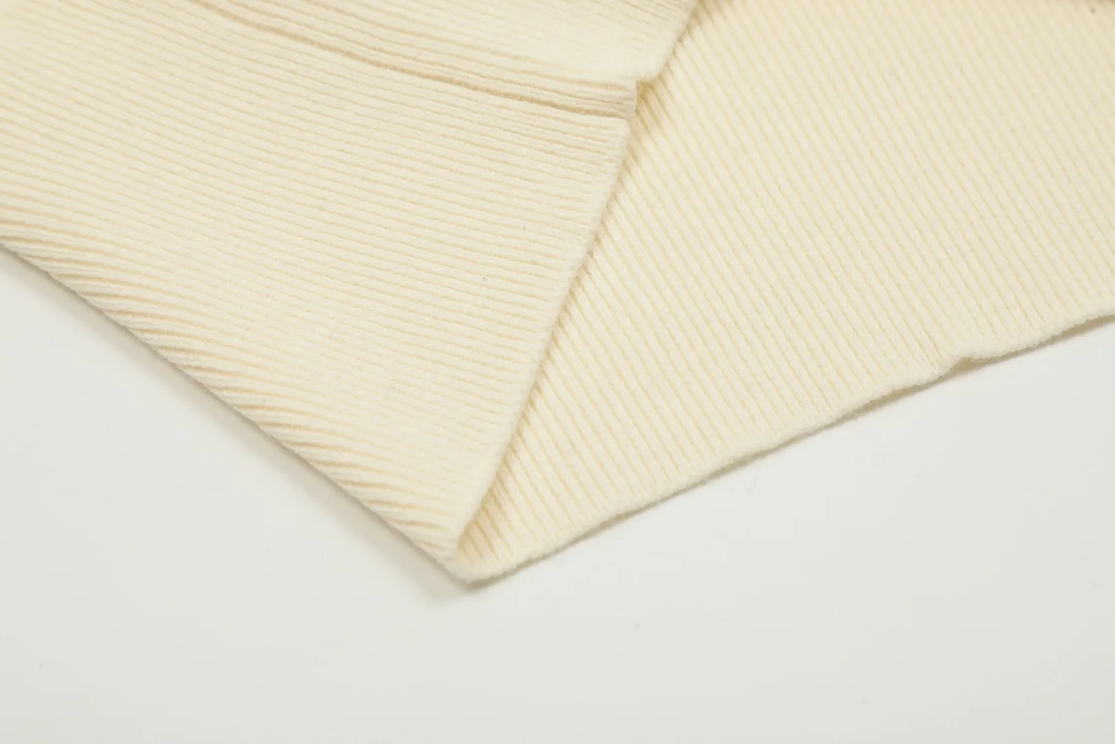VIVI115 # vivienne west wood Vivienne classic knitted sweater wool cardigan 2024 autumn latest style Exclusive and highest quality on the entire network Order with confidence - 🧩 15% merino cotton wool 85% wool blend 🧩Correct Italian 🇮🇹100% wool washed wheat logo 🧩Original purchase, real mold opening 🧩Original purchase records and comparison pictures can be provided. Place your order with confidence. 🧩Instant sale of all Taobao 300+ versions. The purchasing quality is excellent. It is definitely not a copywriter party. It is a real good product. The real product far exceeds the budget. Size: S -M- L. Color: black, white, light green, purple, apricot.